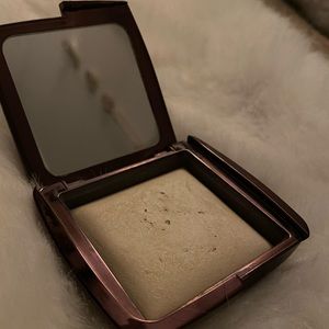 AMBIENT™ LIGHTING FINISHING POWDER DIFFUSED LIGHT - WARM PALE YELLOW